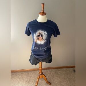 1989 Taylor Swift tour tee. great condition.
